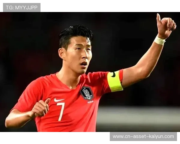 孙兴慜半转身摆脱后直接斜传，热刺边路配合越打越顺