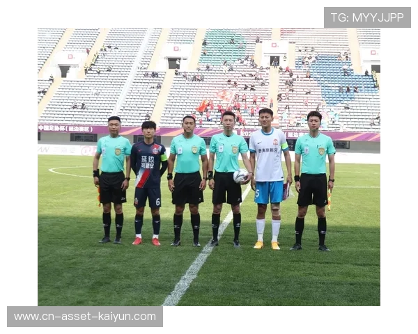 球员在比赛中展现强烈的拼抢欲望获得教练认可，球员们的比拼很热烈,赢得了观众的阵阵喝彩