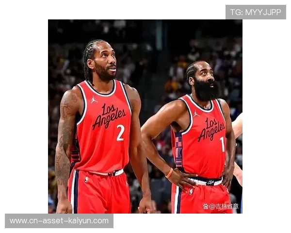 洛杉矶快船对阵洛杉矶湖人：科怀·伦纳德连中中投，主场观众起立